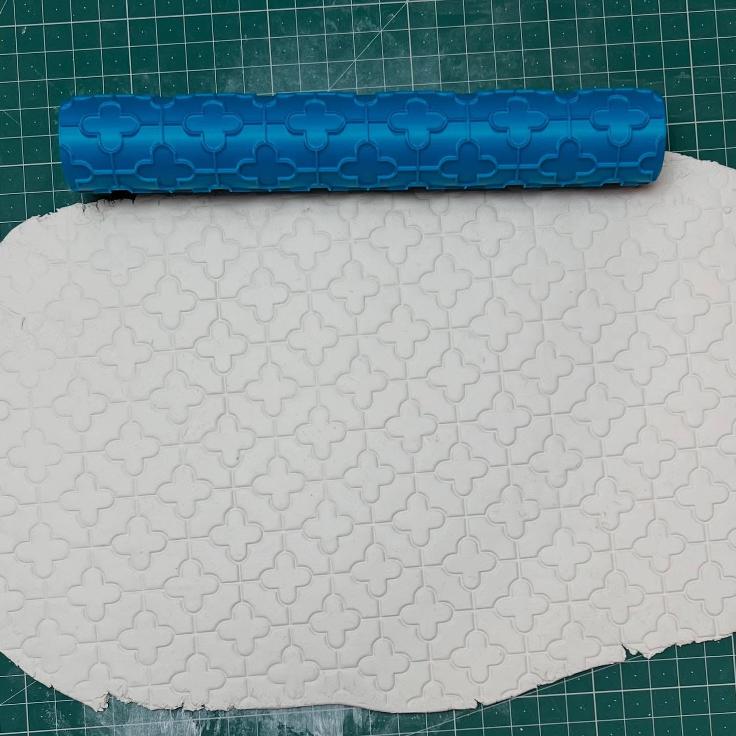 أسطوانة نسيج بنقوش تقليدية